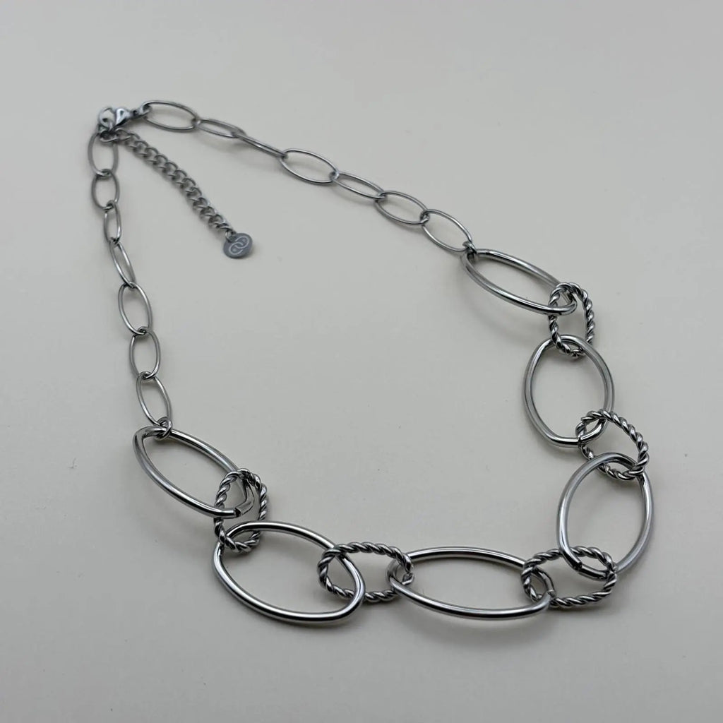 Collier argenté avec anneaux ovales lisses et torsades en acier inoxydable