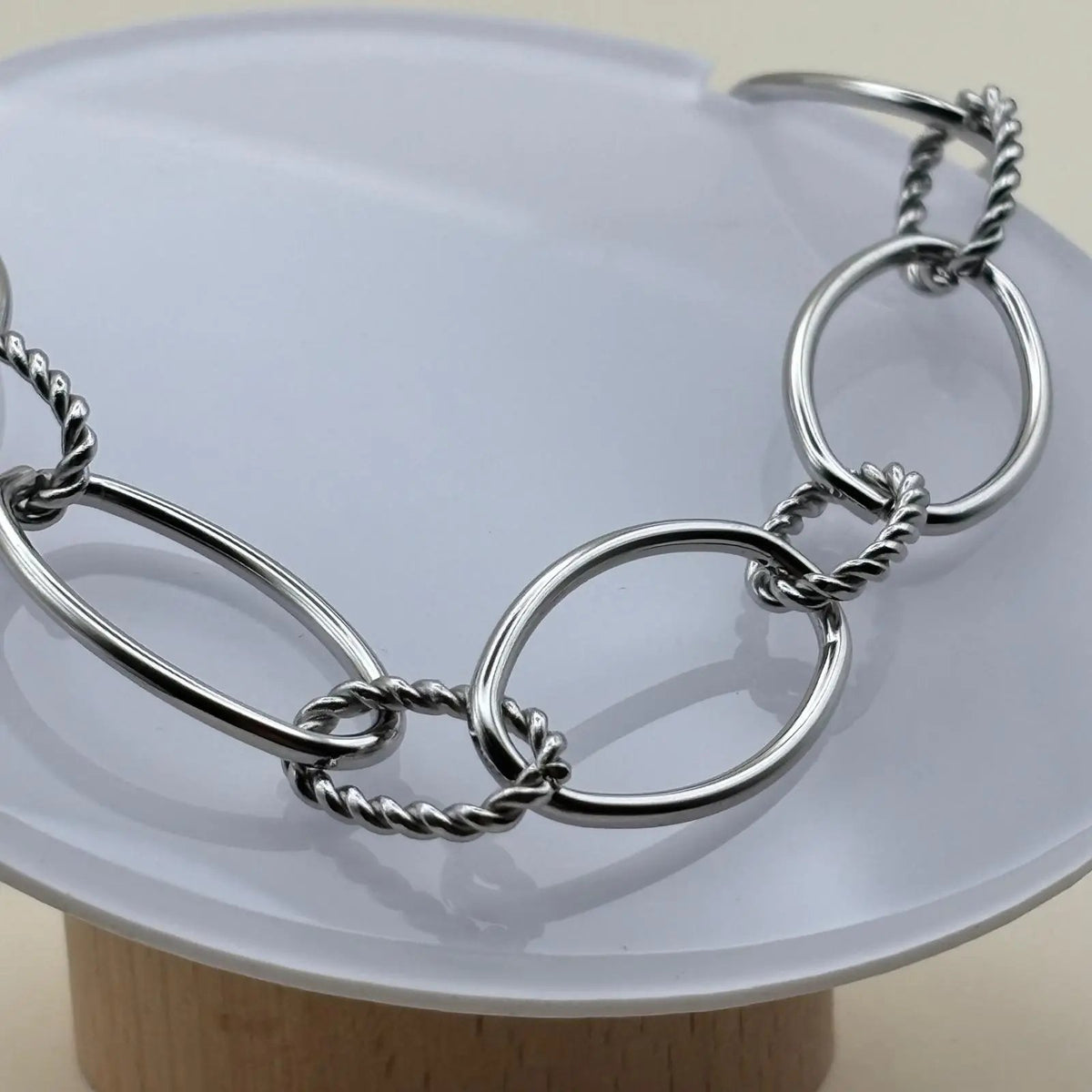 Collier de couleur argentée avec anneaux ovales lisses et torsades en acier inoxydable