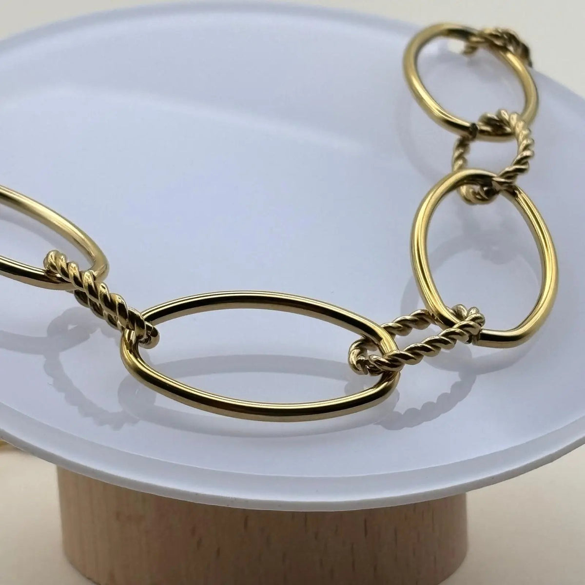 Collier doré avec anneaux ovales lisses et torsades en acier inoxydable