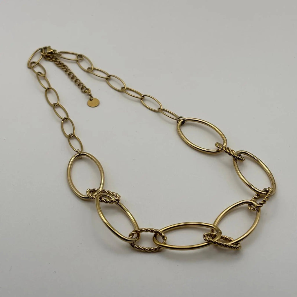 Collier de couleur dorée avec anneaux ovales lisses et torsades en acier inoxydable