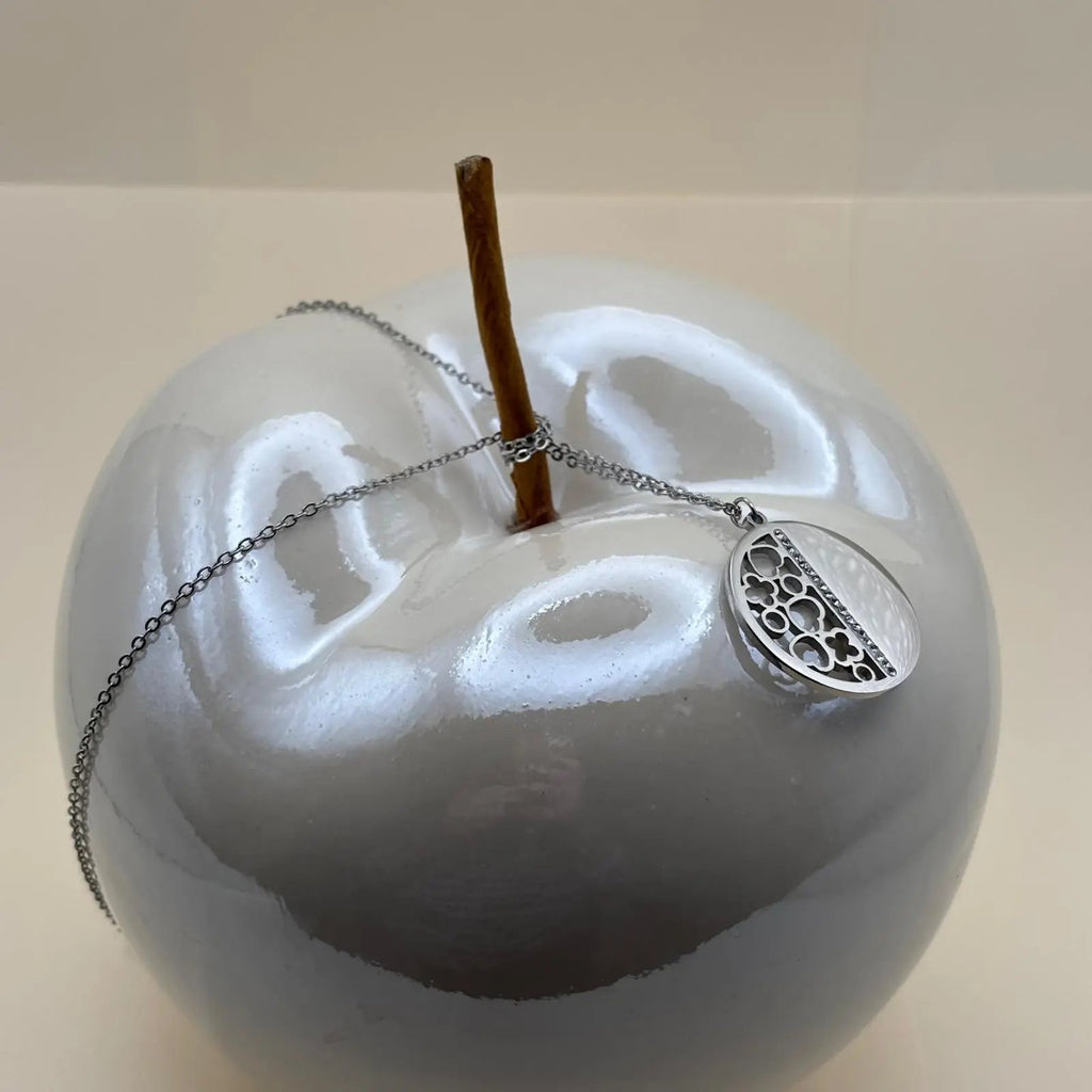 Collier argenté avec médaillon demie sphère pleine et demie sphère cœurs trèfle  en acier inoxydable