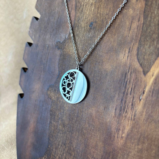 Collier argenté | Médaillon demie sphère pleine et demie sphère cœurs trèfle | Acier inoxydable