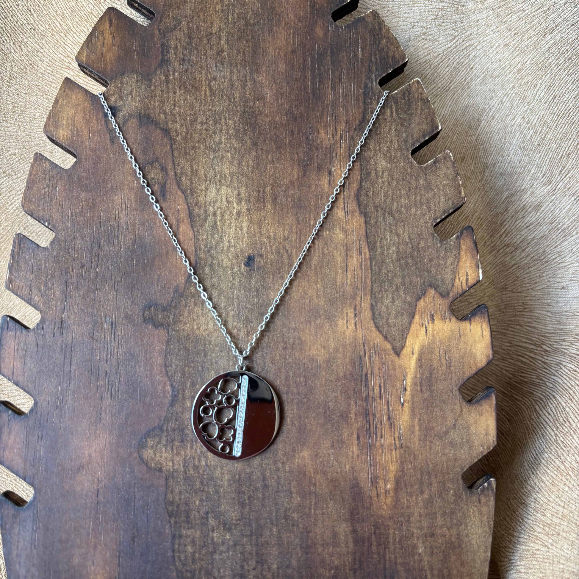 Collier argenté | Médaillon demie sphère pleine et demie sphère cœurs trèfle vue de près  | Acier inoxydable
