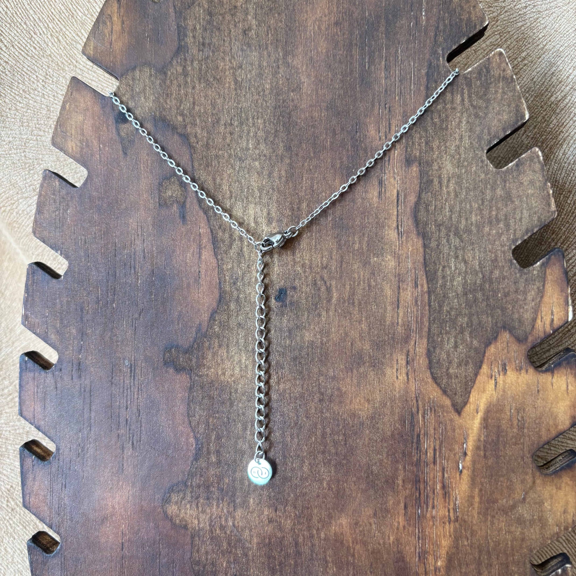 Collier argenté | Médaillon demie sphère pleine et demie sphère cœurs trèfle vue de l'arriere | Acier inoxydable