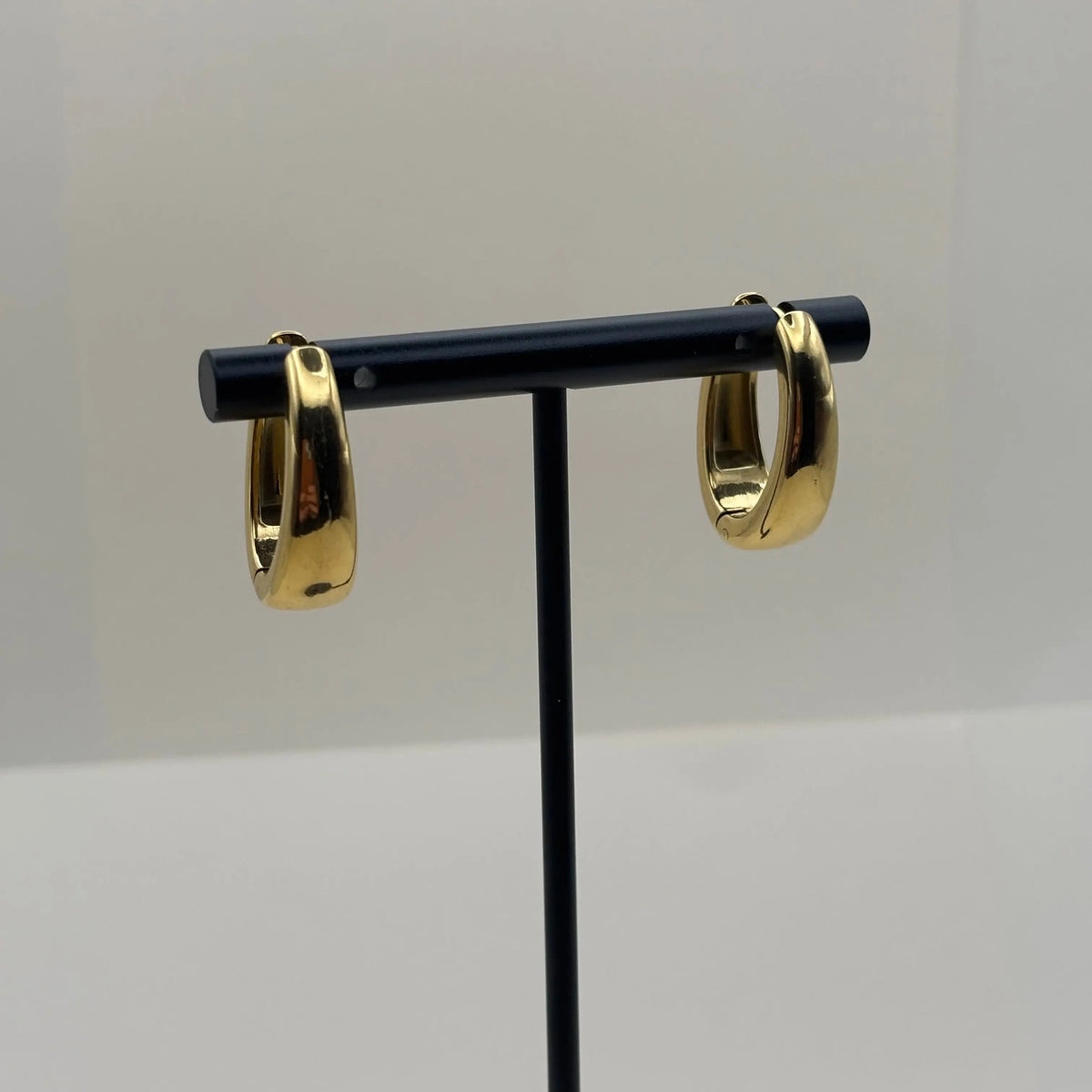 Boucles d'oreilles dorées en créoles allongées