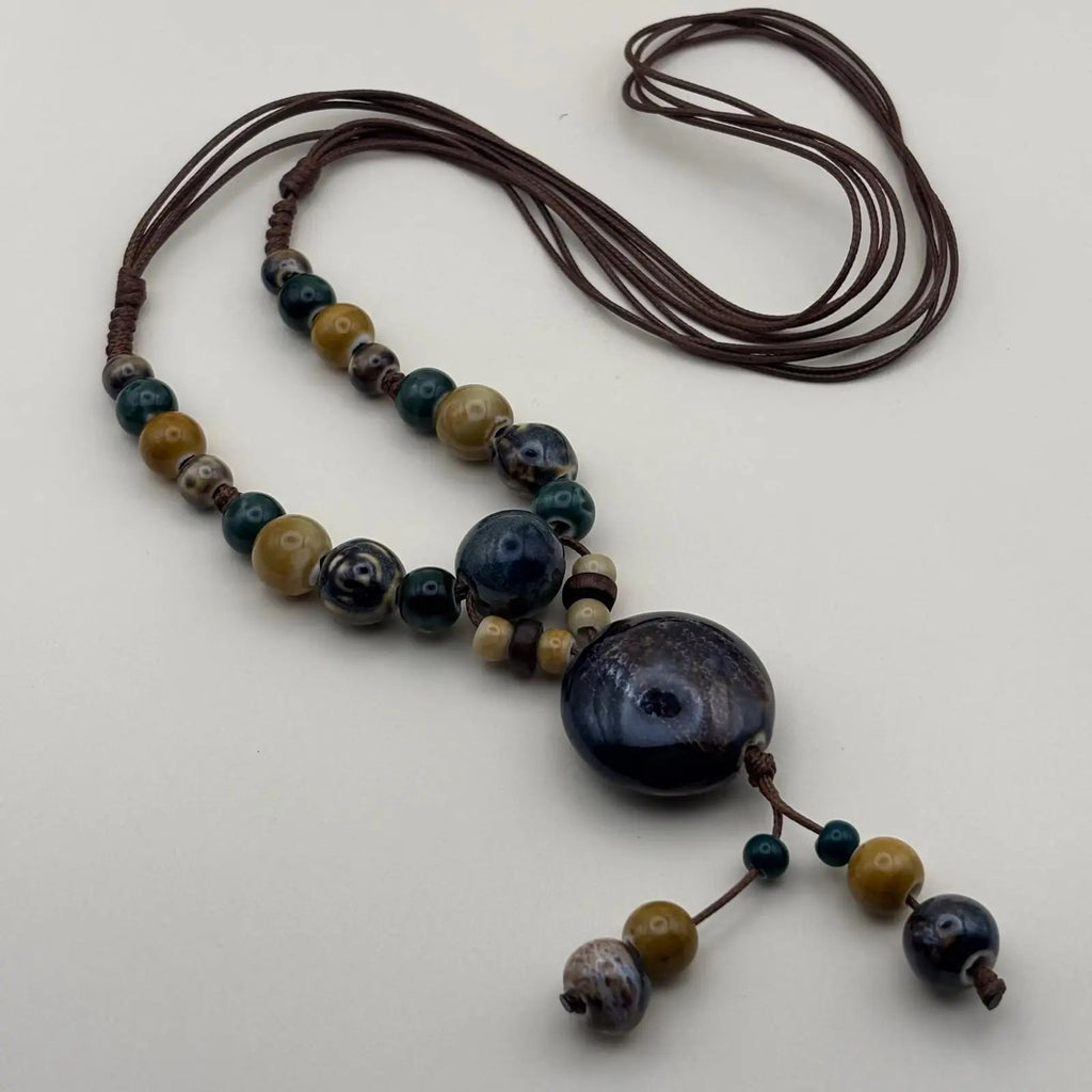Collier fantaisie ethnique avec lien en nylon marron réglable avec perles céramique et médaillon couleur bleu canard