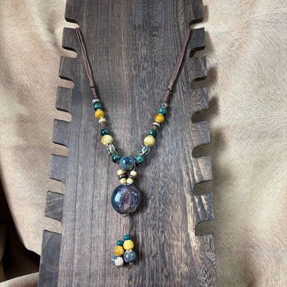 Collier fantaisie ethnique | lien en nylon marron réglable avec perles céramique et médaillon | bleu canard