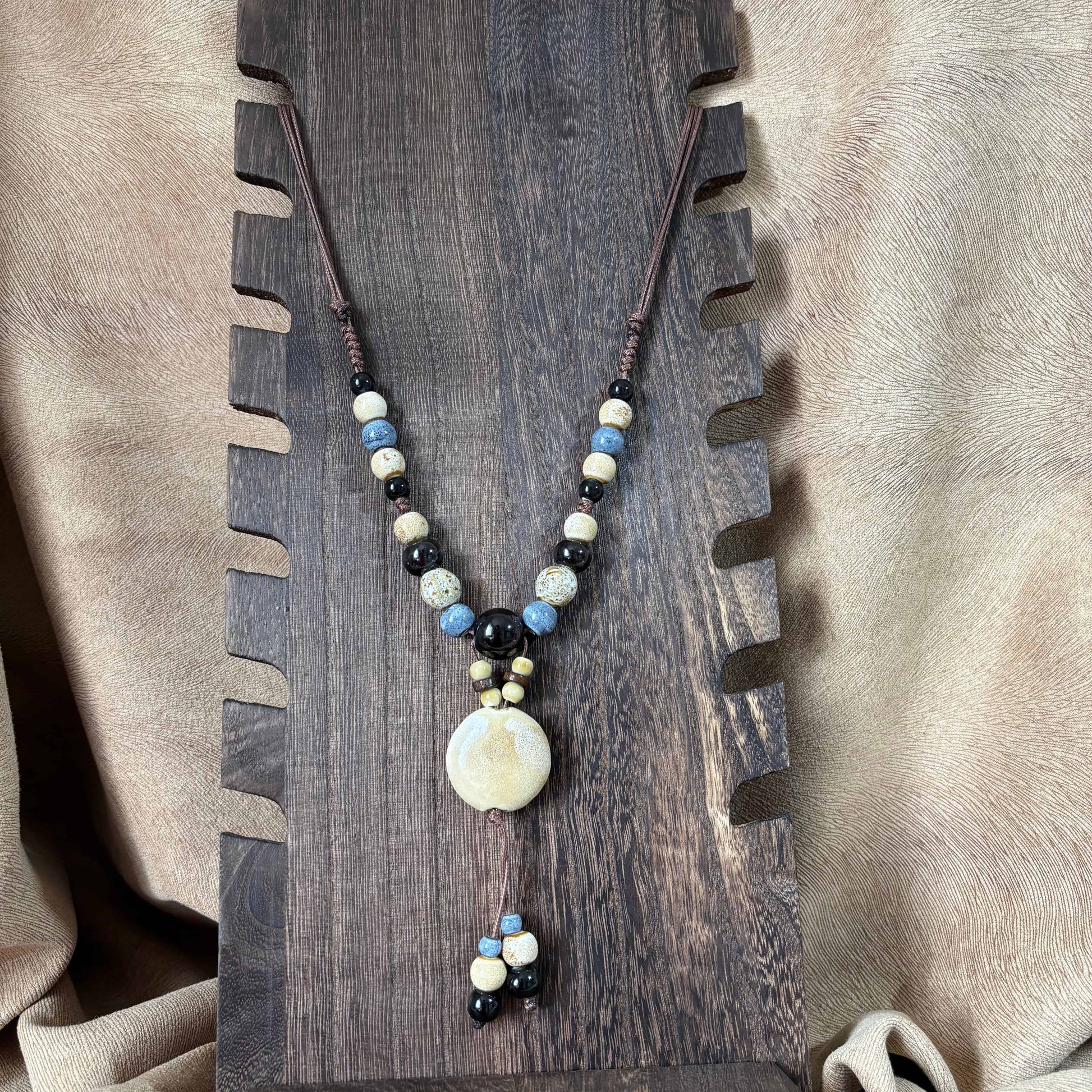 Collier fantaisie ethnique | lien en nylon marron réglable avec perles céramique et médaillon | écru