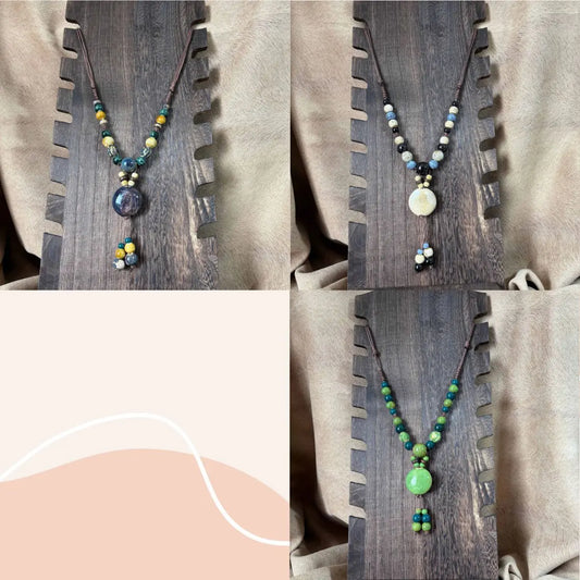 Collier fantaisie ethnique | lien en nylon marron réglable avec perles céramique et médaillon | vert écru bleu canard