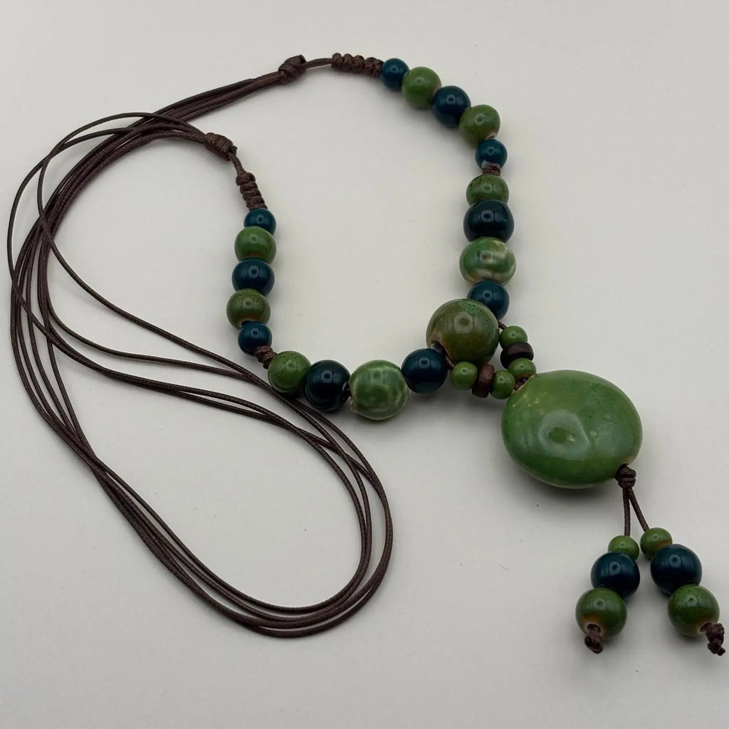Collier fantaisie ethnique avec lien en nylon marron réglable avec perles céramique et médaillon couleur verte