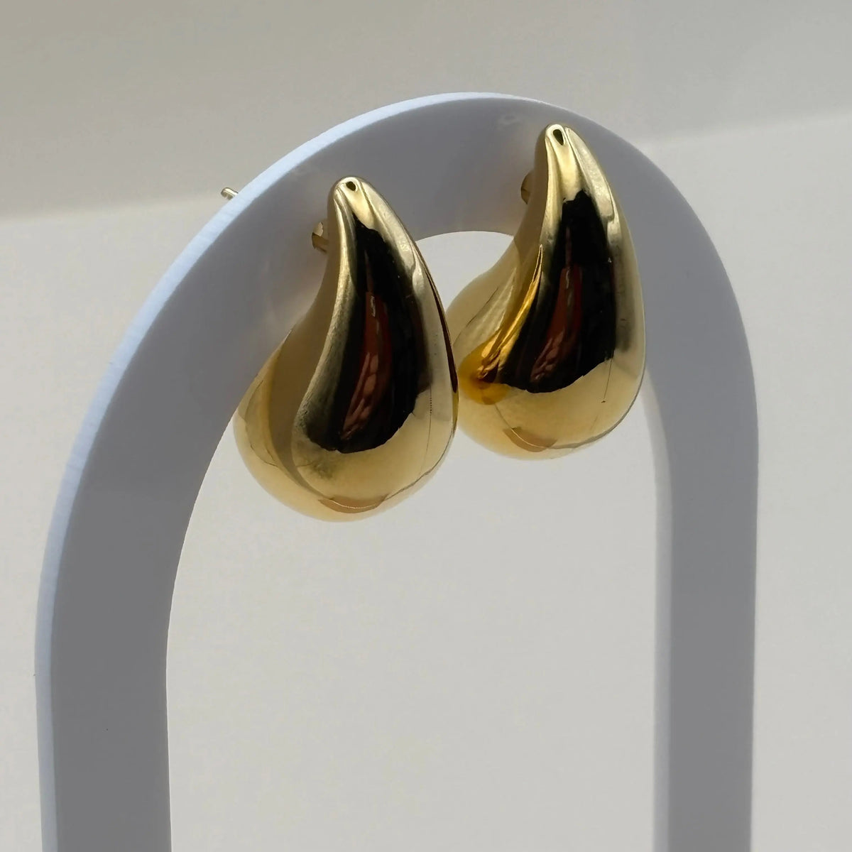 Des boucles d'oreilles dorées en forme de goutte d'eau en acier inoxydable