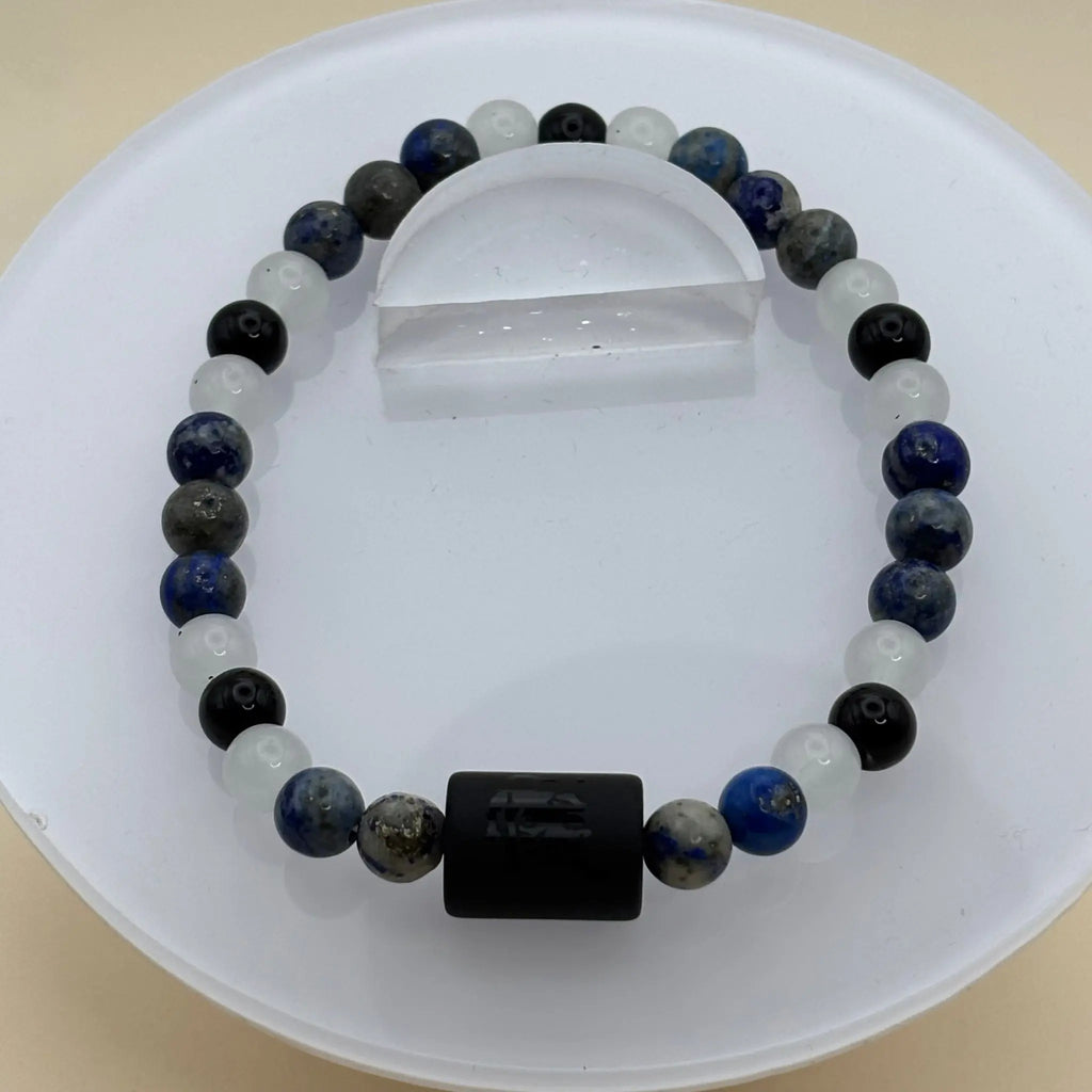 Bracelet en nuances de bleu et gris avec un élément central noir gravé