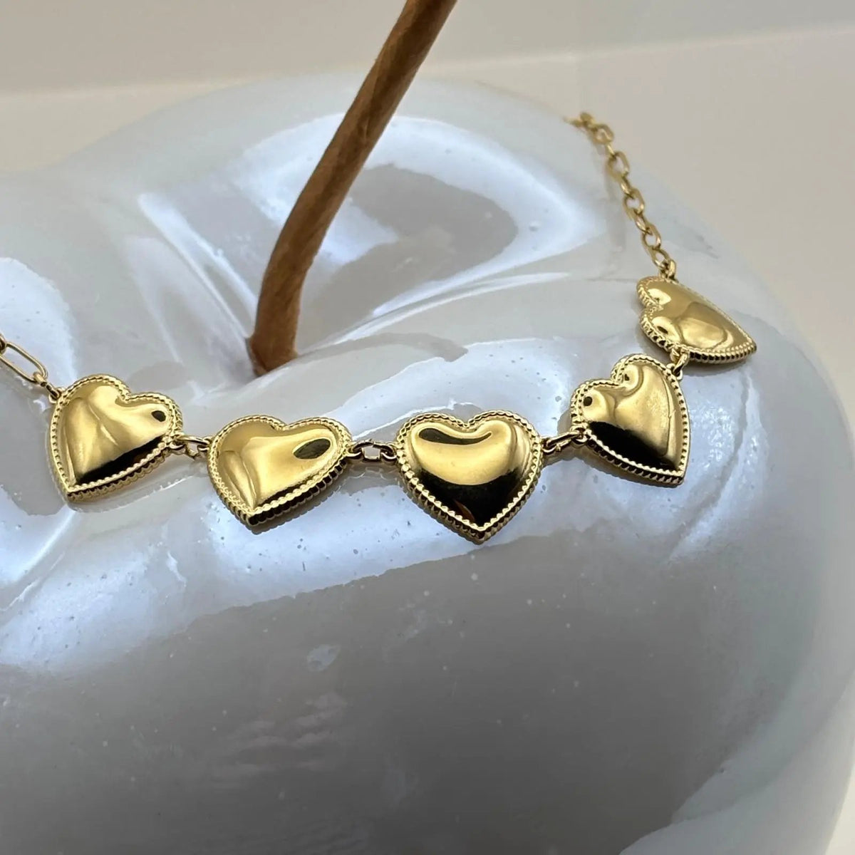 Collier doré avec cinq coeurs en acier inoxydable