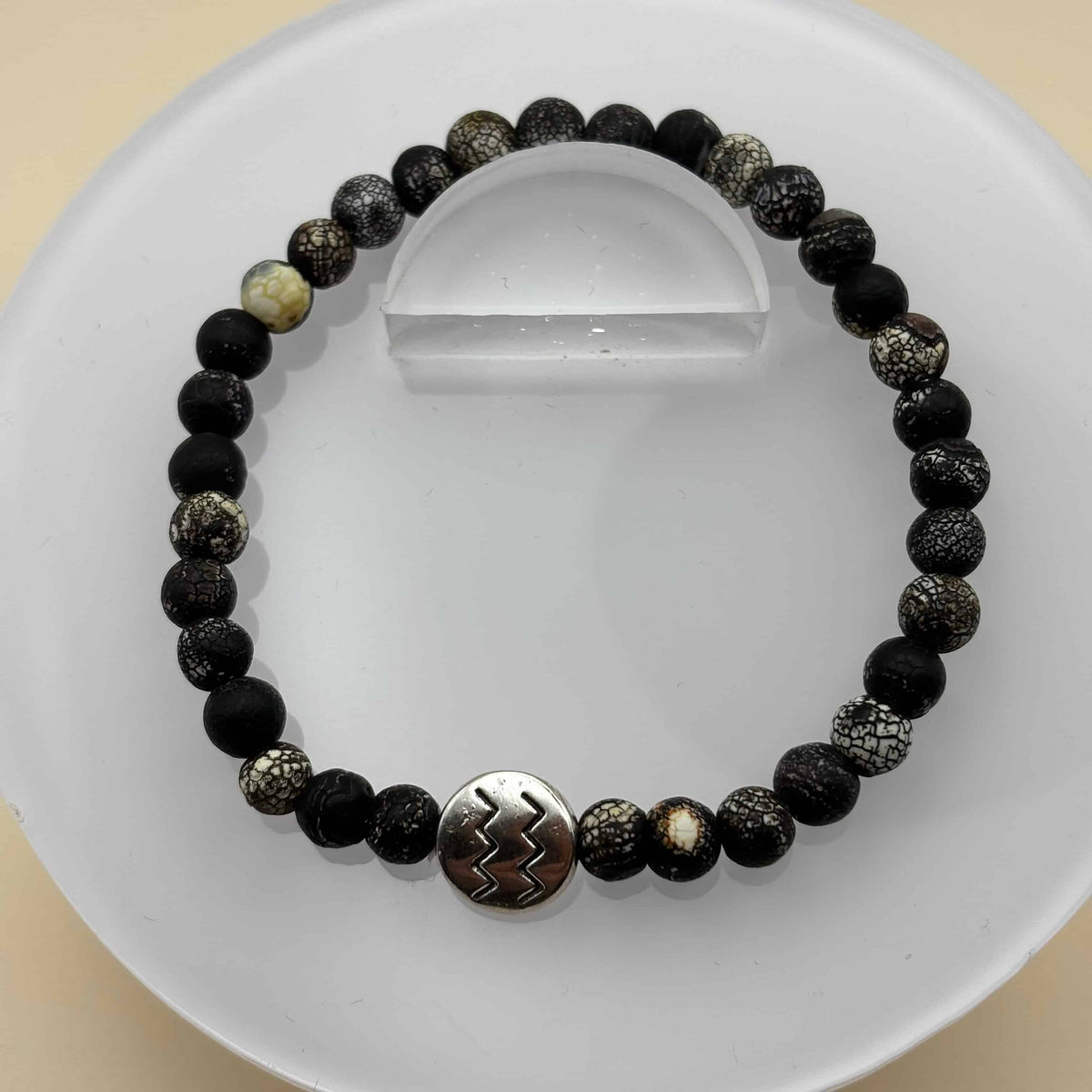 Bracelet en perles sur élastique avec perles en porcelaine et en verre et médaillon avec le signe du verseau