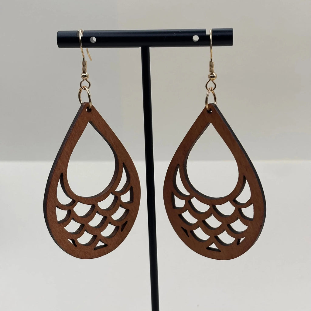 Boucles d'oreilles avec accroche dorée et boucle en bois en forme d'écaille de poisson