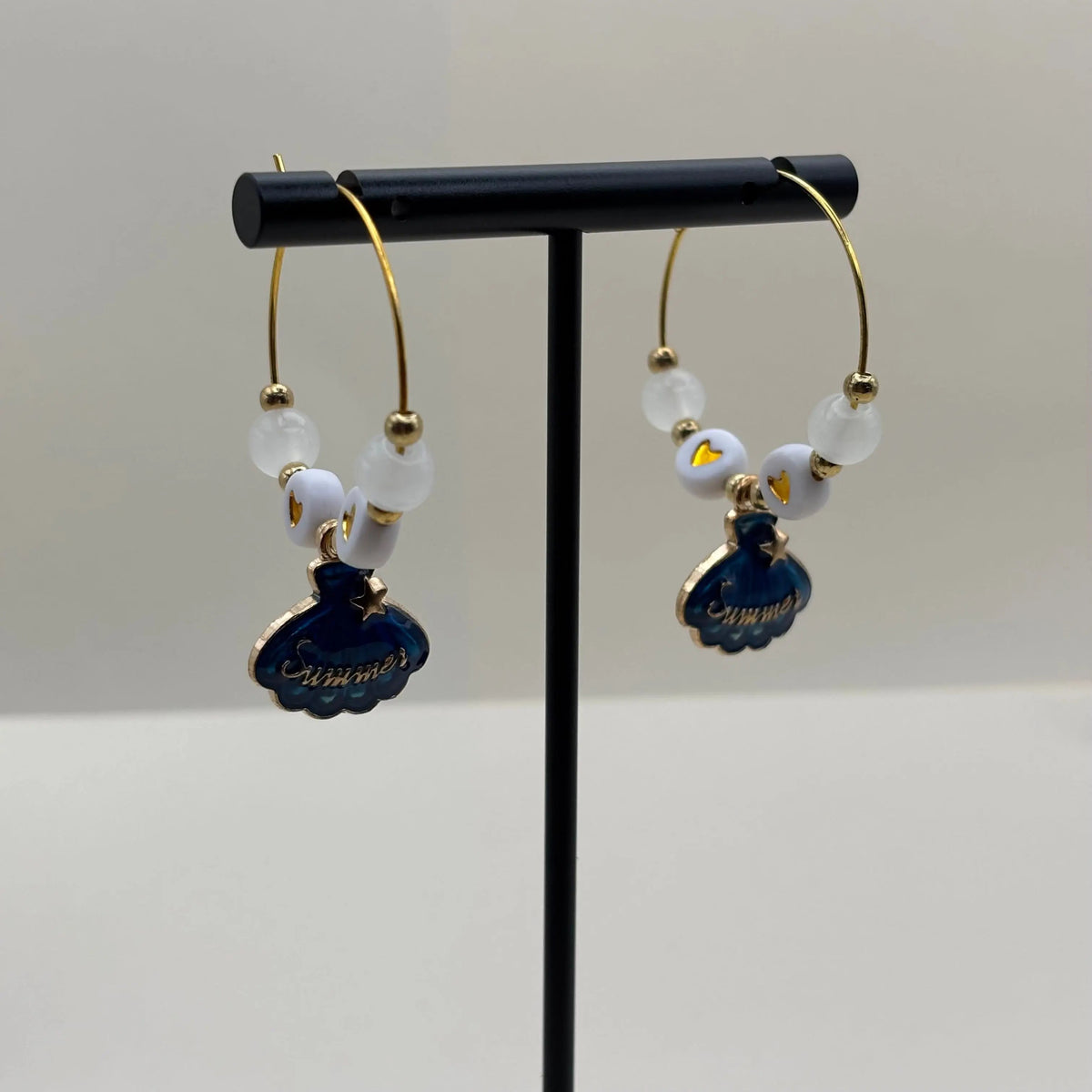 Boucles d'oreilles créole avec breloque coquillage bleu et mot soleil 