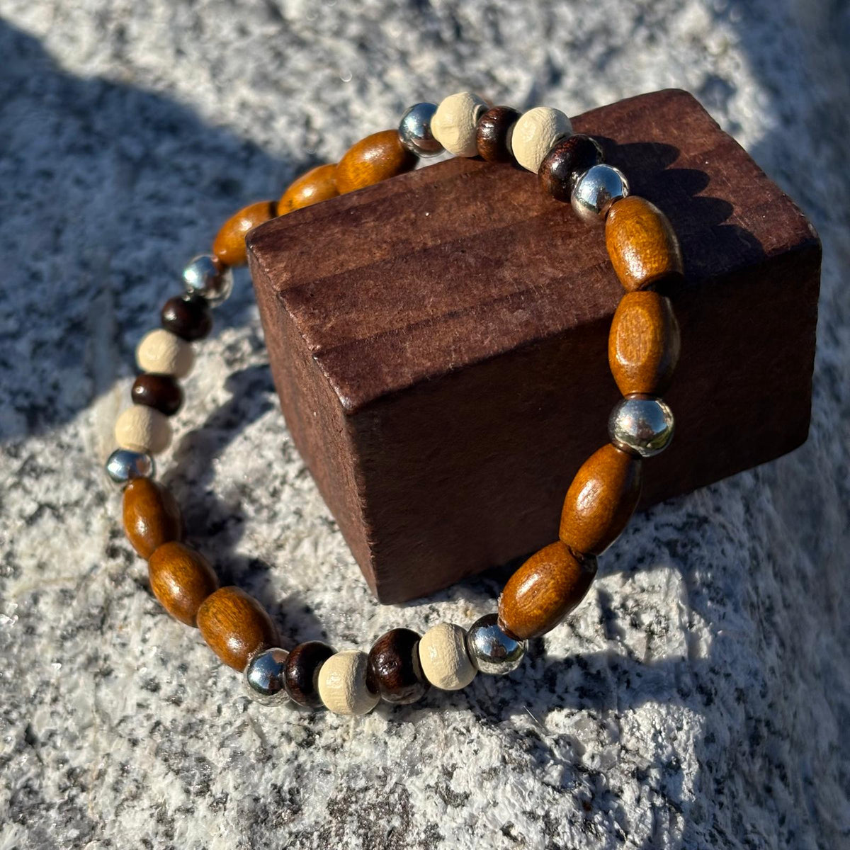 Bracelet en perles artisanal avec perles de bois et perles acryliques allongées et rondes sur élastique