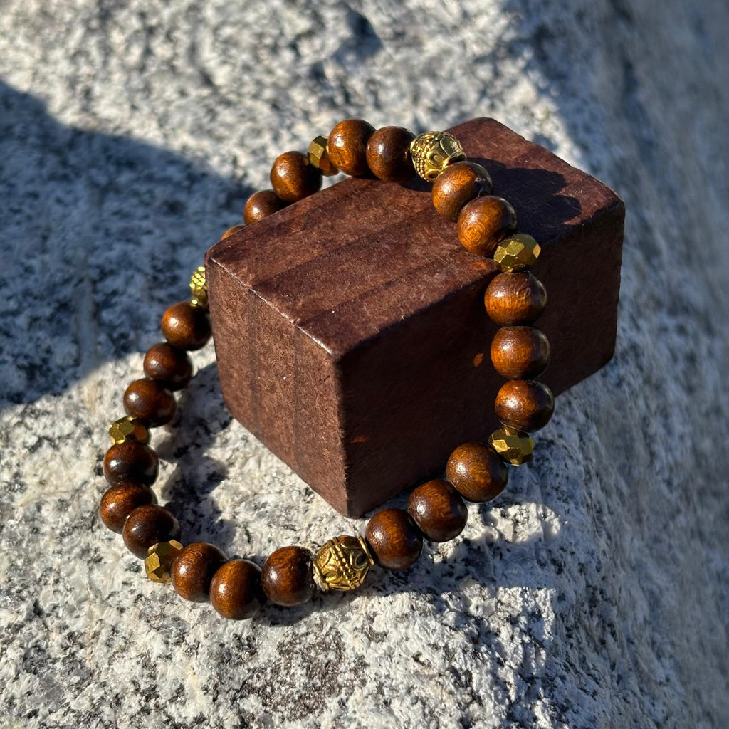 Bracelet artisanal en perles avec perles ethniques dorées et en bois sur élastique