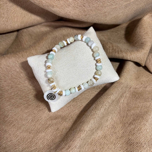 Bracelet en perles artisanal | Breloque pastille en nacre motif tourbillon | Perles naturelles pastels sur élastique