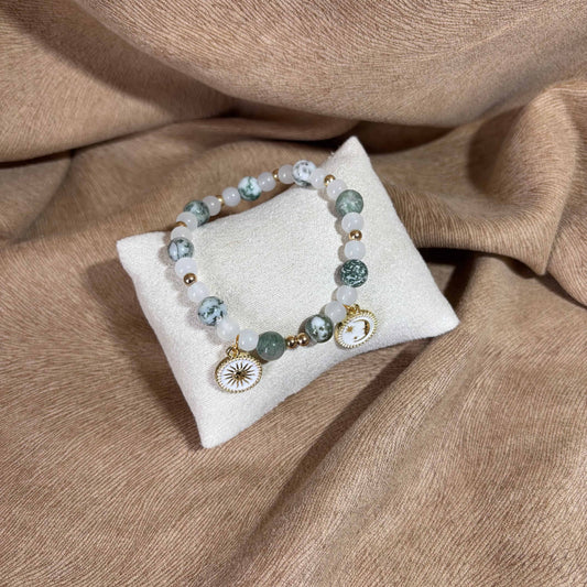 Bracelet en perles artisanal | Breloques lune et soleil | Perles naturelles marbrées verte sur élastique