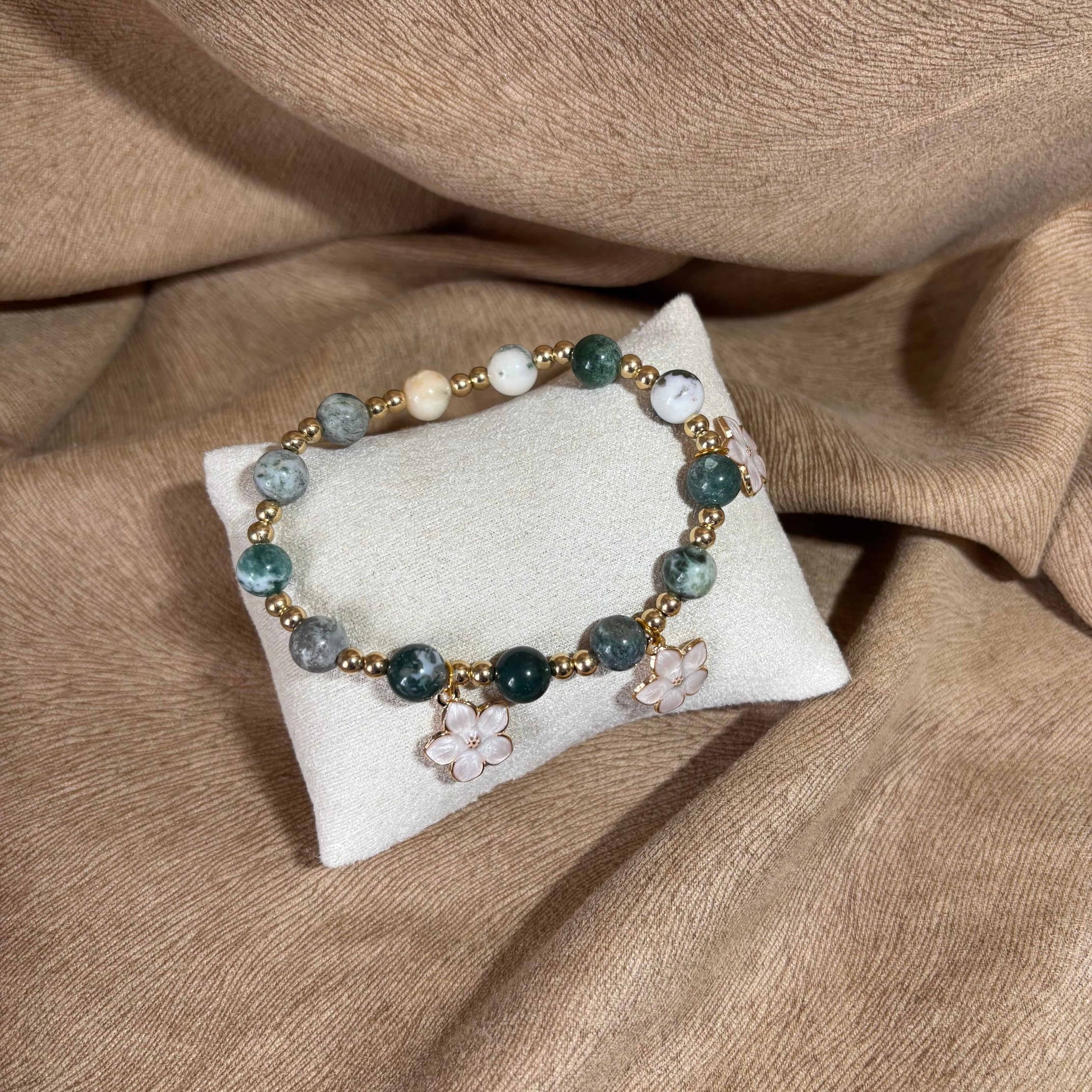Bracelet en perles artisanal |Breloques fleurs nacrées | Perles naturelles vertes sur élastique