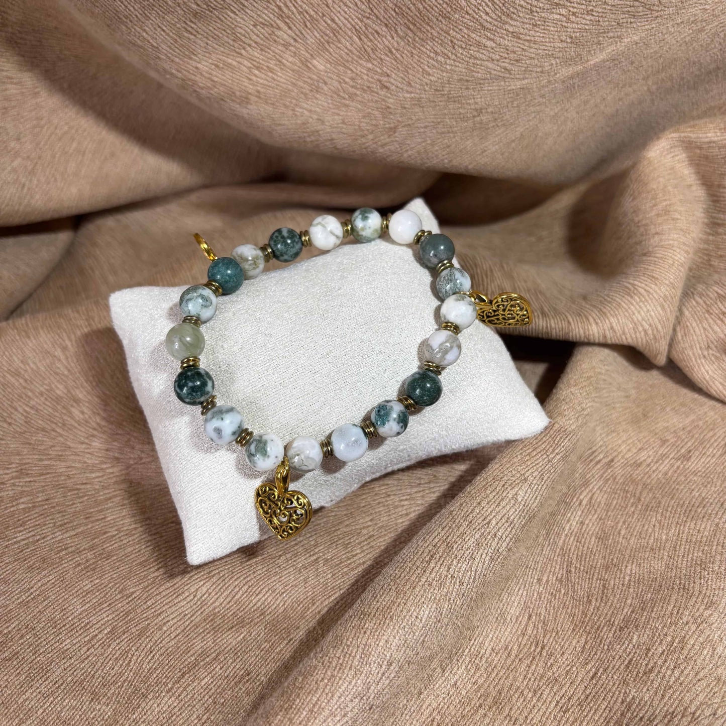 Bracelet en perles artisanal |Breloques cœurs dorés |Perles naturelles marbrées vertes sur élastique