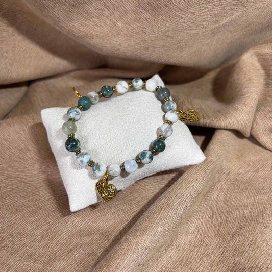 Bracelet en perles artisanal |Breloques cœurs dorés |Perles naturelles marbrées vertes sur élastique