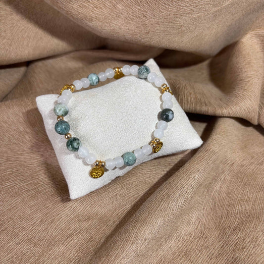 Bracelet en perles artisanal |Avec breloques fleur de lotus |Perles naturelles marbrées vertes 
sur élastique