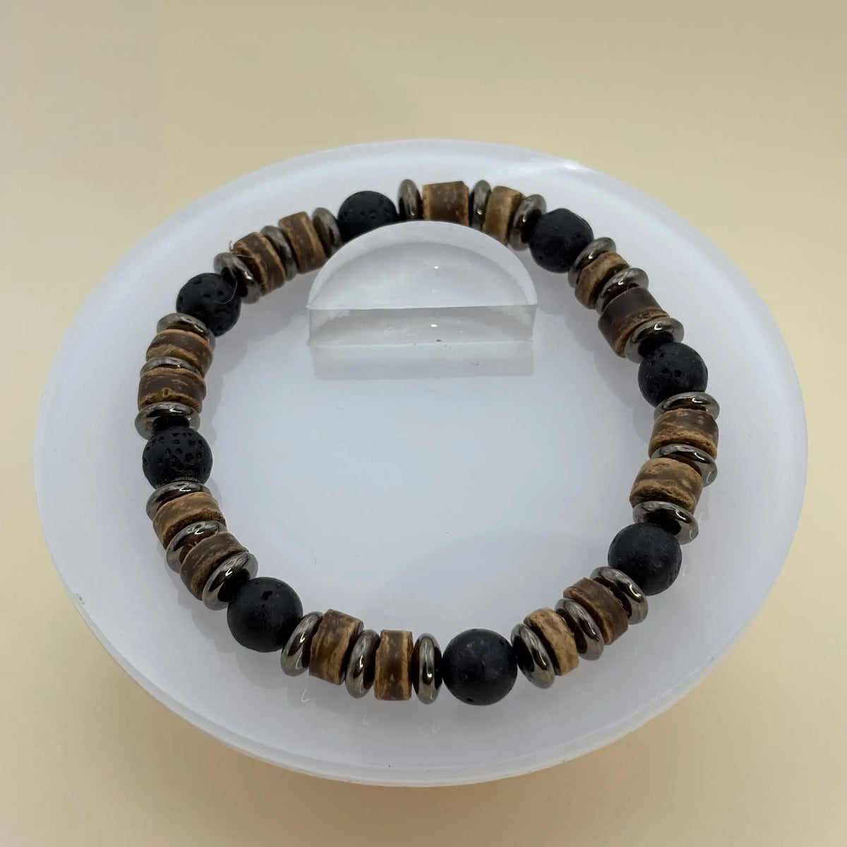 Bracelet artisanal en perles pour homme sur élastique avec des perles de bois naturel et hématite