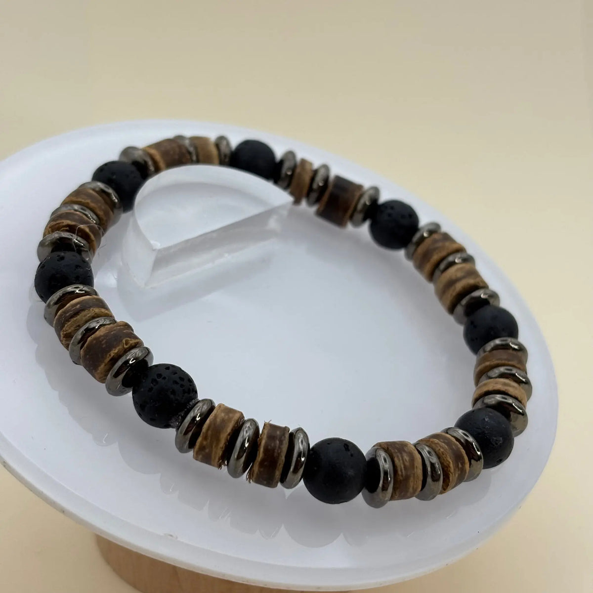 Un bracelet artisanal en perles pour homme sur élastique avec des perles de bois naturel et hématite
