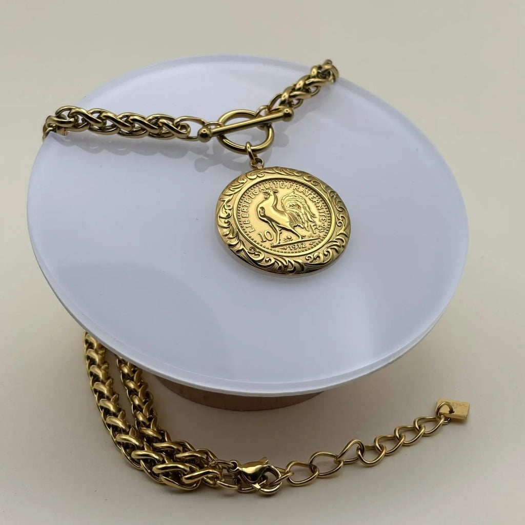 Un collier doré en forme de médaillon coq français liberté égalité fraternité en acier inoxydable