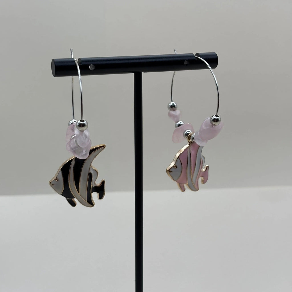 Boucles d'oreilles créole avec breloque poissons scalaire colorés et perles acryliques 