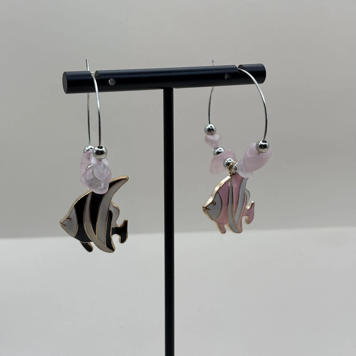 Boucles d'oreilles créole avec breloque poissons scalaire colorés et perles acryliques 