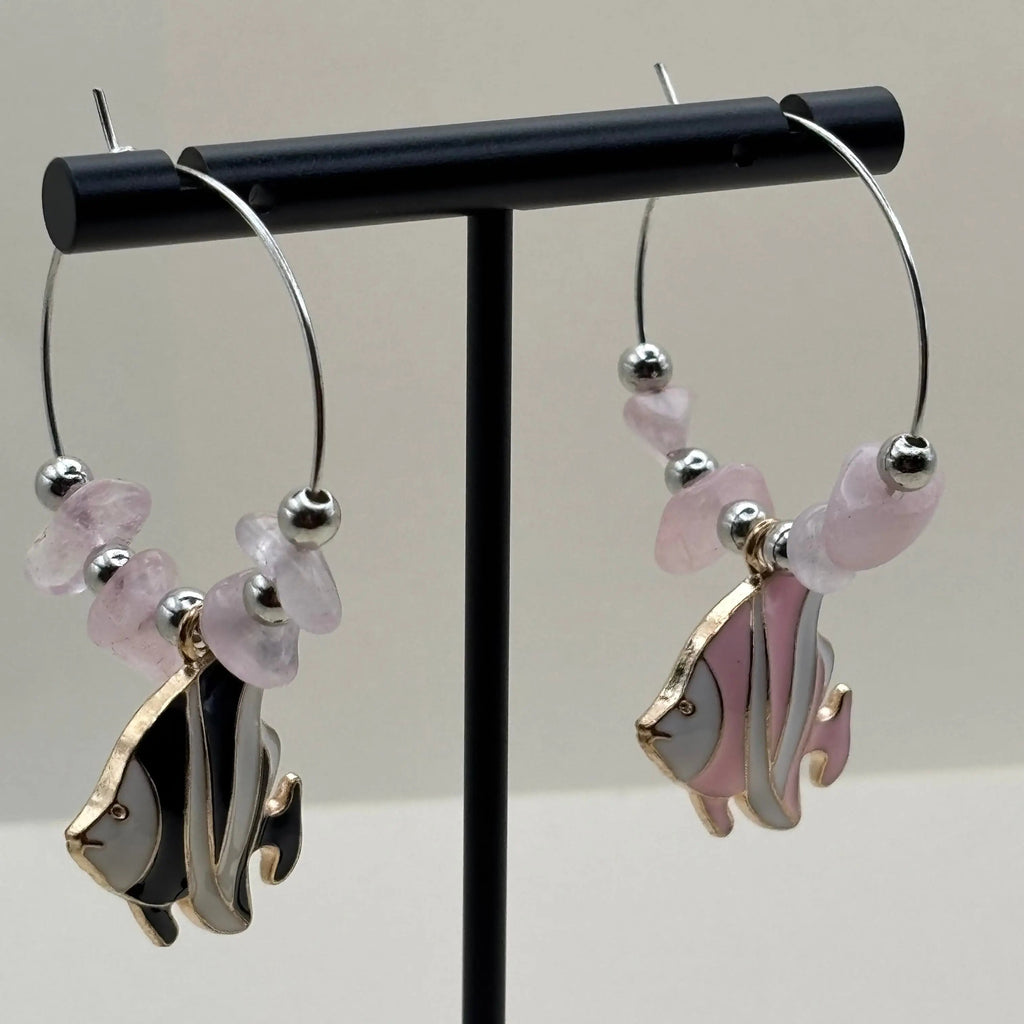 Des boucles d'oreilles créole avec breloque poissons scalaire colorés et perles acryliques 