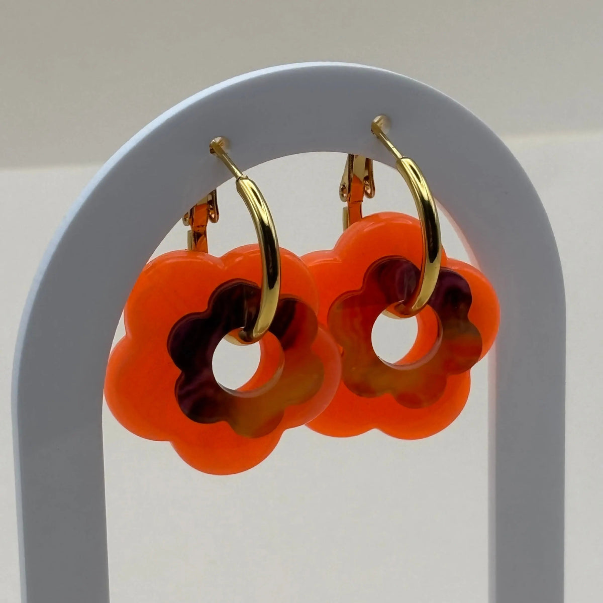 Petites boucles d'oreilles créoles dorées avec fleur couleur orange