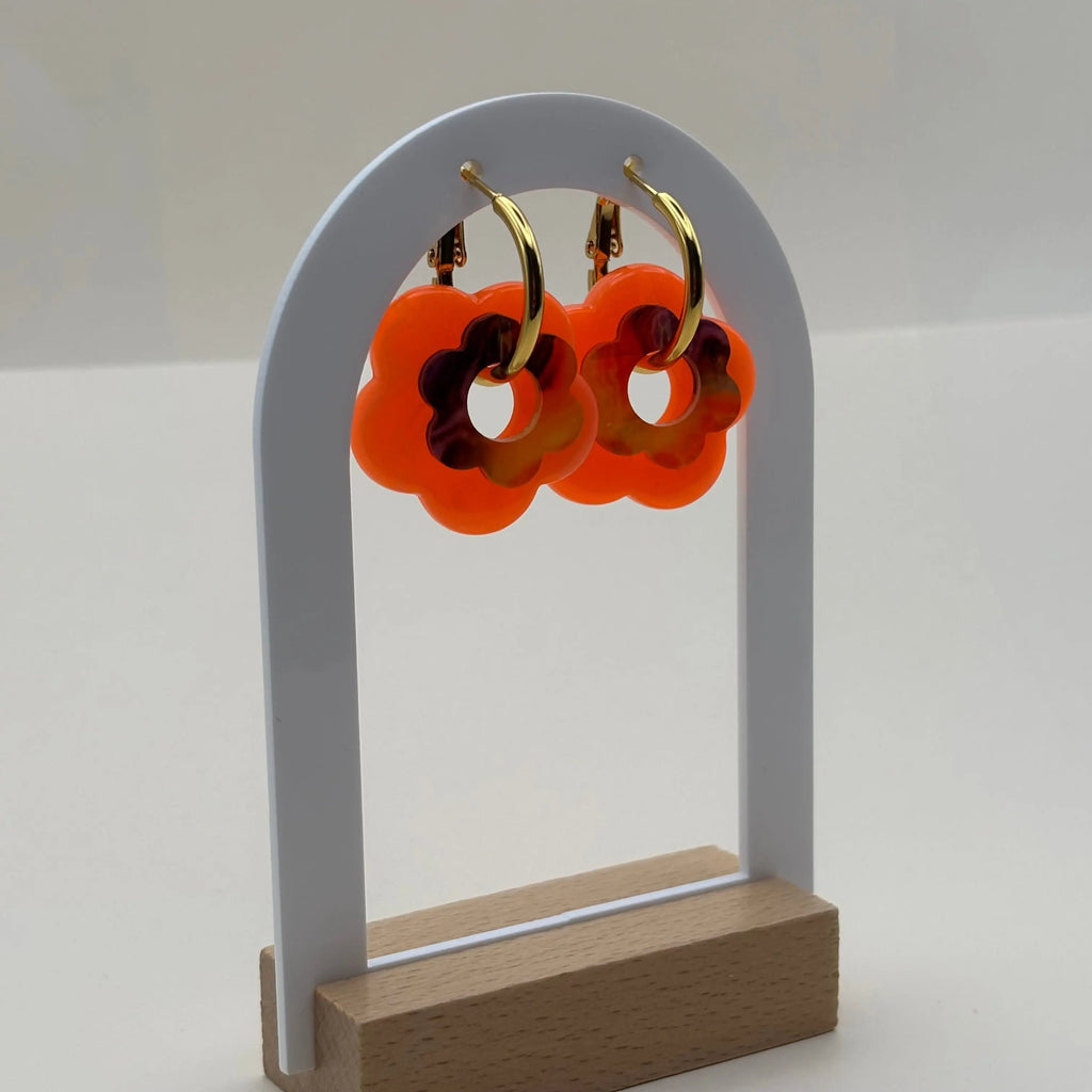 Des petites boucles d'oreilles créoles dorées avec fleur couleur orange