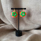 Petites boucles d'oreilles créoles dorées avec fleur couleur verte vendues sur le site internet prêtes à briller