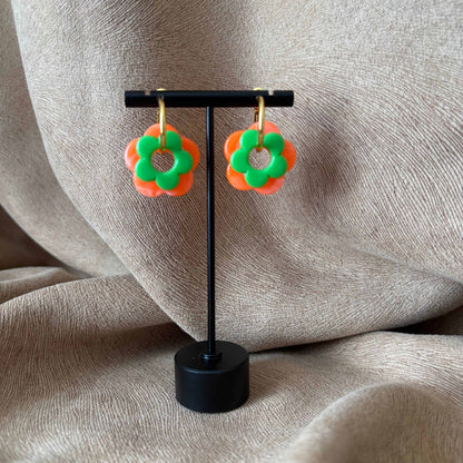 Petites boucles d'oreilles créoles dorées avec fleur couleur verte vendues sur le site internet prêtes à briller