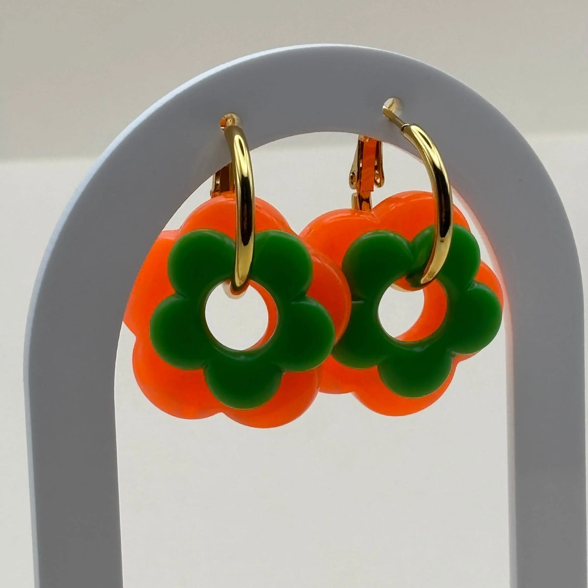 Petites boucles d'oreilles créoles dorées avec fleur couleur verte 