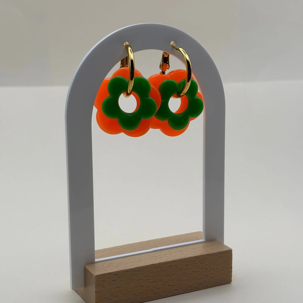 Des petites boucles d'oreilles créoles dorées avec fleur couleur verte 