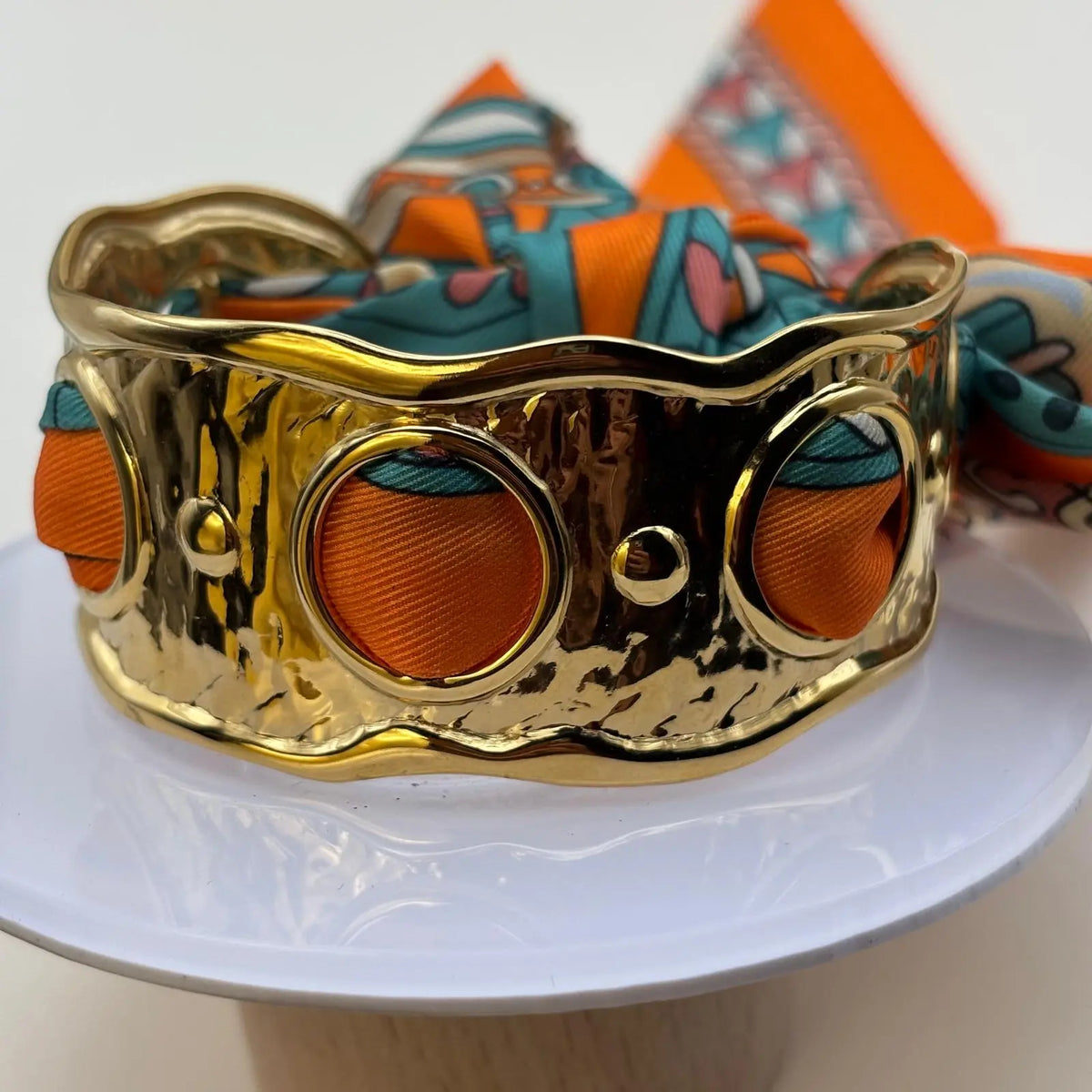 Bracelet doré rigide en acier inoxydable taille ajustable par lien coloré