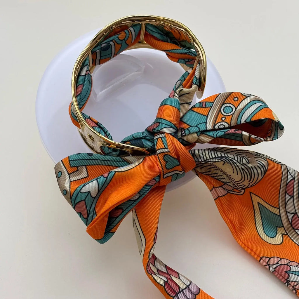 Bracelet doré rigide en acier inoxydable taille ajustable par un lien coloré