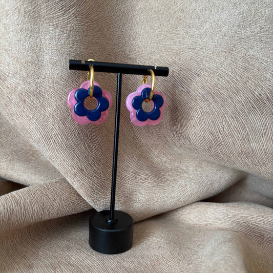 Petites boucles d'oreilles créoles dorées avec fleur bleues vendues sur le site internet prêtes à briller