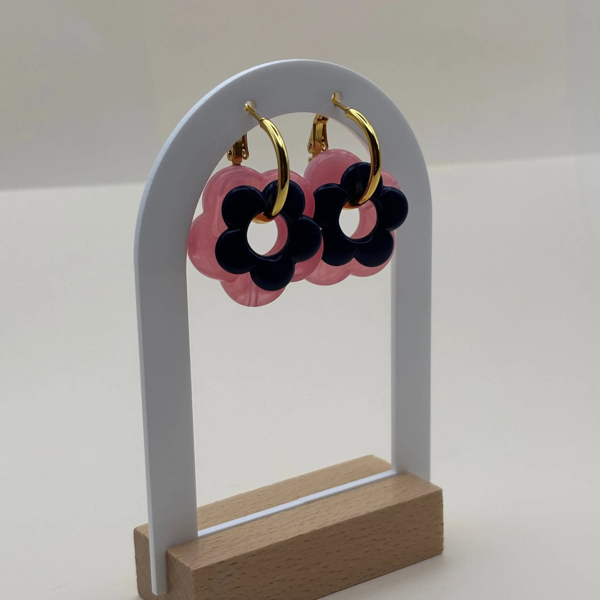 Petites boucles d'oreilles créoles dorées avec fleur bleues