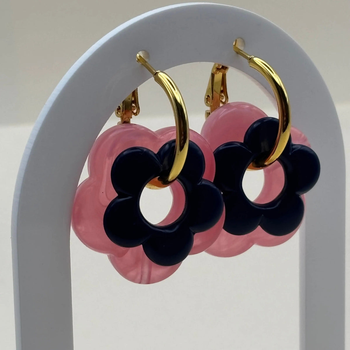 Des petites boucles d'oreilles créoles dorées avec fleur bleues 