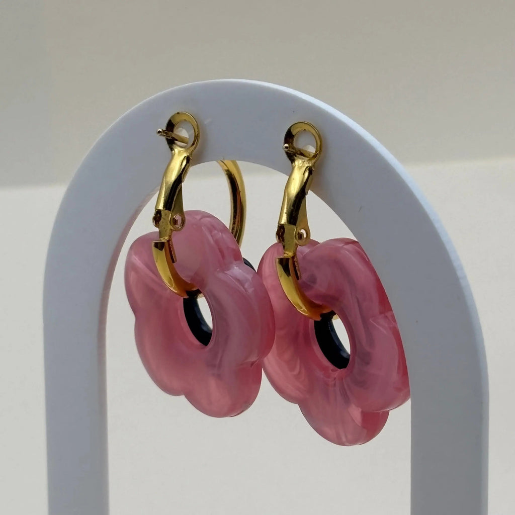 Une paire de petites boucles d'oreilles créoles dorées avec fleur bleues 