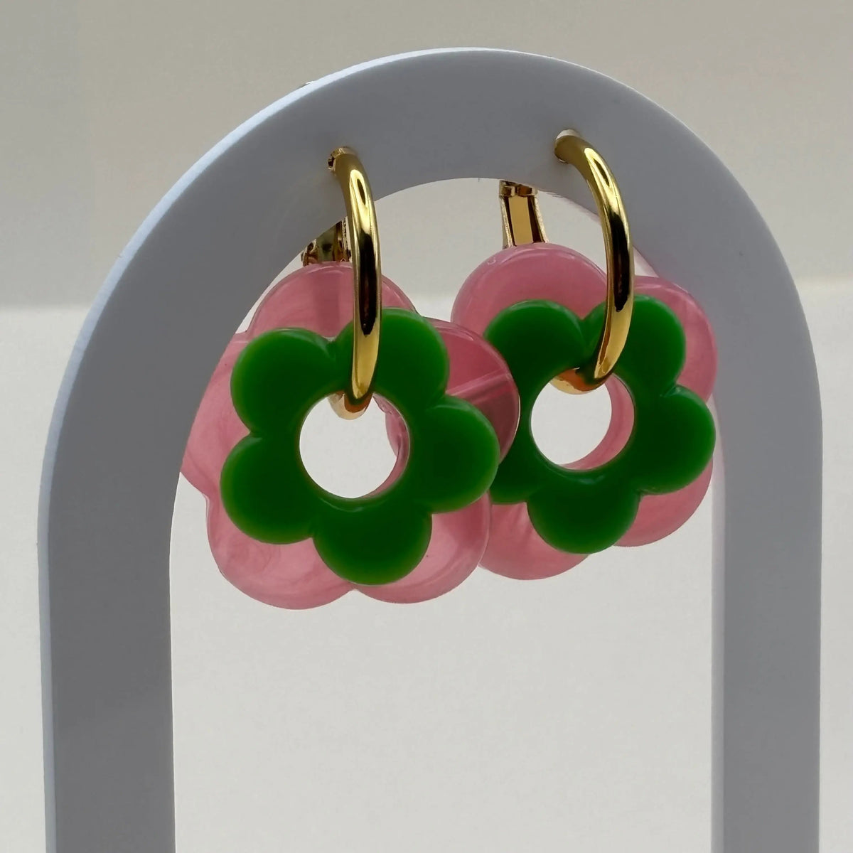Petites boucles d'oreilles créoles dorées avec fleur verte