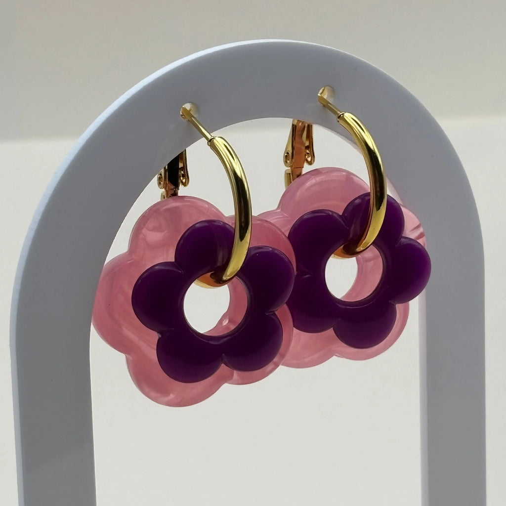 Petites boucles d'oreilles créoles dorées avec fleur violette