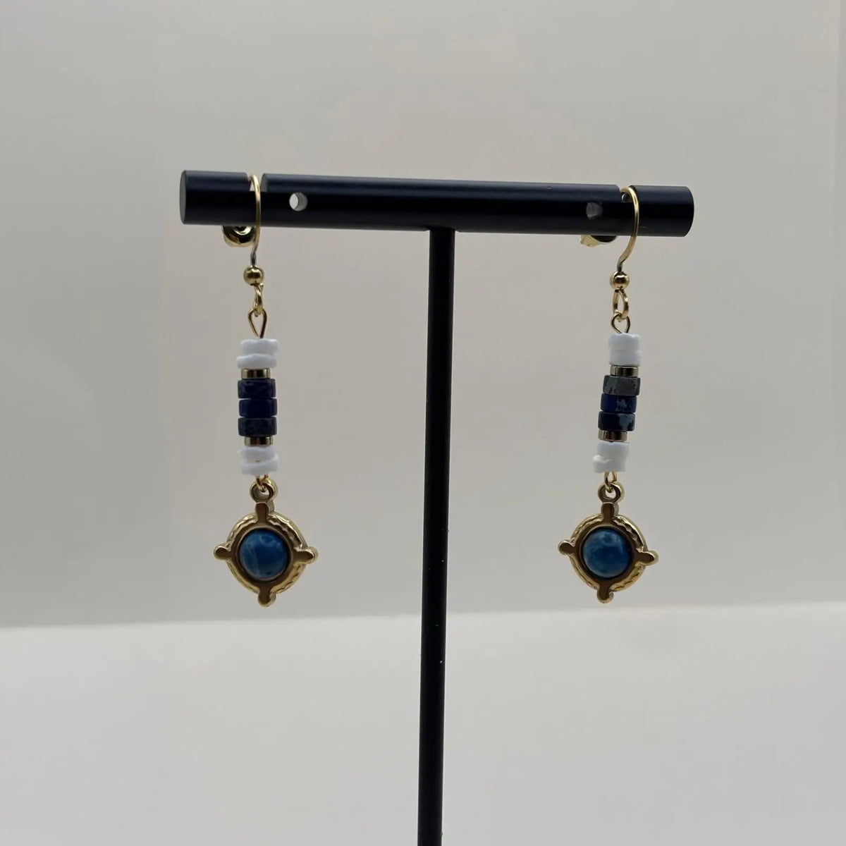 Boucles d'oreilles artisanales avec attache dorée et breloque bleue et dorée en forme de cercle