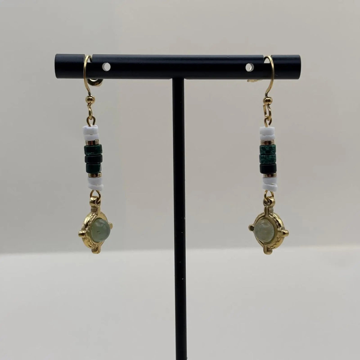 Boucles d'oreilles artisanales avec attache dorée et breloque verte et dorée en forme de cercle